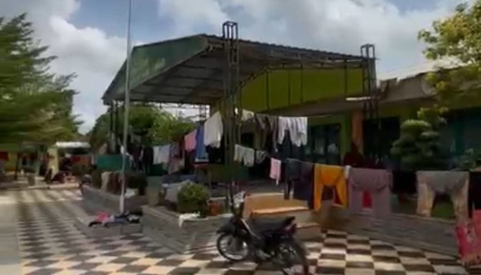 Banjir Bandang Terjang Desa Pekubuan Langkat, Warga Mengungsi di Aula Tanpa Dinding: “Kami Tidur Tanpa Alas”
