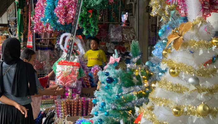 Penjualan Aksesoris Natal di Pusat Pasar Medan Turun Hingga 50 Persen, Pedagang Terdampak Bencana dan Persaingan Online