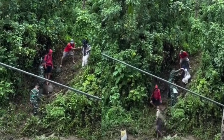 Evakuasi ibu hamil melewati jalan sempit di tebing curam pascabencana alam di Sumatera Barat.