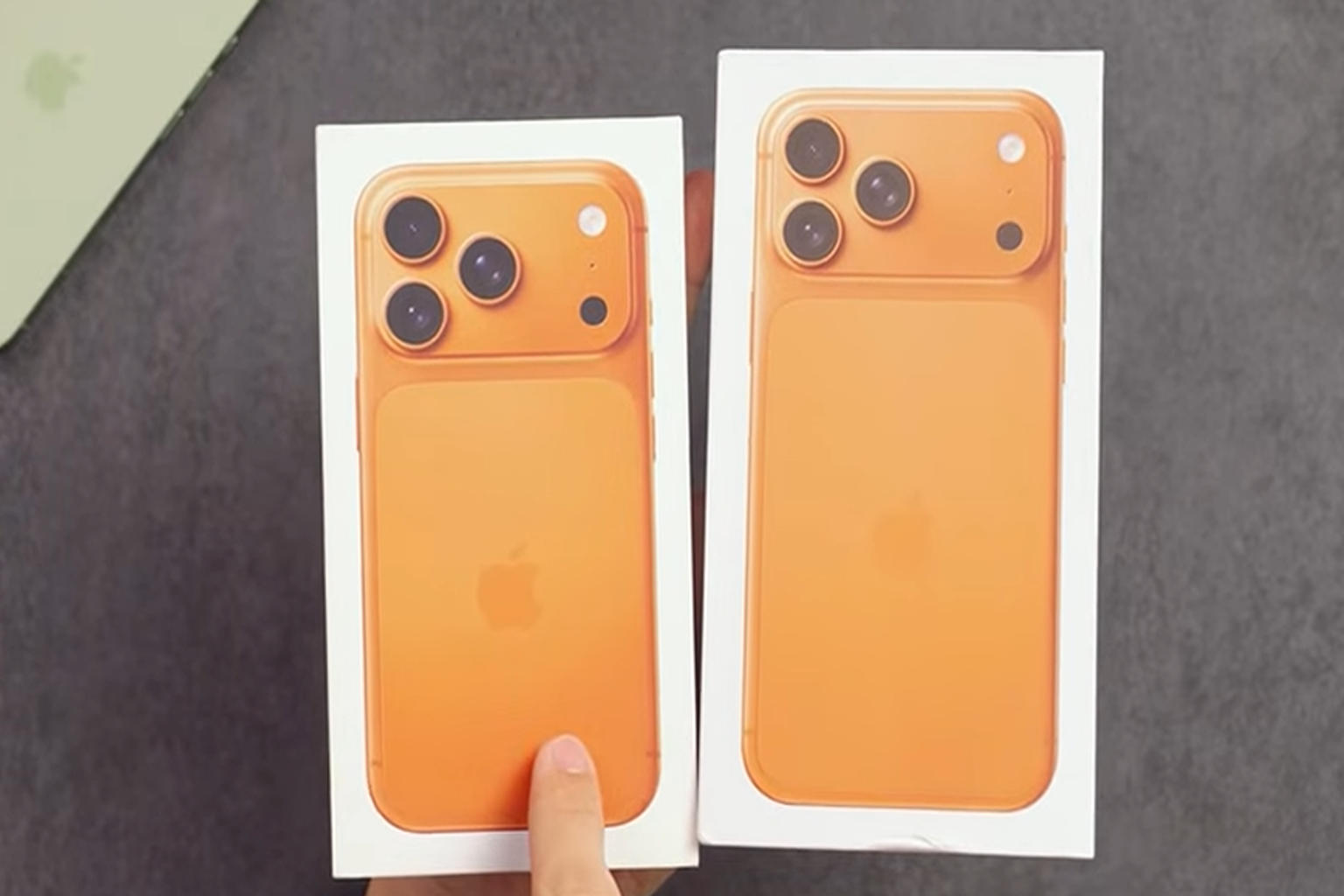 Gambar iPhone 17 Pro Max KW HDC warna oranye dalam box, tiruan High Detailed Copy berbasis Android yang banyak beredar di marketplace Indonesia dan berisiko penipuan COD.