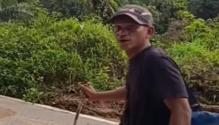 Putus Akses Komunikasi Akibat Banjir, Pria Ini Rela Jalan Kaki 66 Km dari Sibolga ke Tarutung Demi Kabar Keselamatan Keluarga