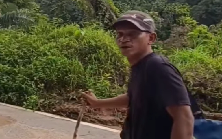 Pria jalan kaki demi keluarga dari Sibolga ke Tarutung untuk menyampaikan kabar keselamatan usai banjir