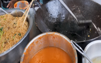 Mie Balap Petisah, salah satu destinasi wisata kuliner halal khas Medan yang populer saat liburan akhir tahun.