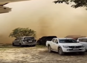 Debu tebal beterbangan dari sisa lumpur banjir di permukiman Aceh Tamiang usai pendaratan helikopter, memicu kekhawatiran warga terhadap dampak kesehatan.