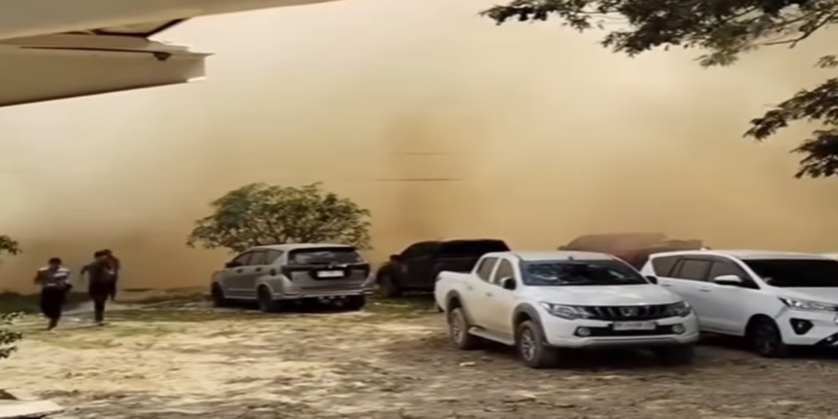 Debu tebal beterbangan dari sisa lumpur banjir di permukiman Aceh Tamiang usai pendaratan helikopter, memicu kekhawatiran warga terhadap dampak kesehatan.