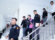 Dirut PASU tersangka JS digiring petugas Kejaksaan Tinggi Sumatera Utara untuk ditahan di Rutan Kelas I Medan