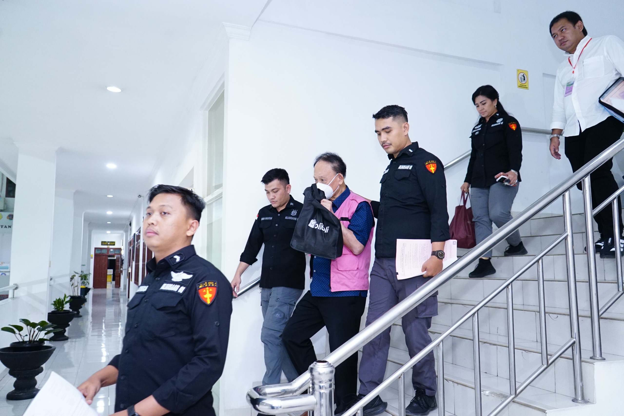 Dirut PASU tersangka JS digiring petugas Kejaksaan Tinggi Sumatera Utara untuk ditahan di Rutan Kelas I Medan