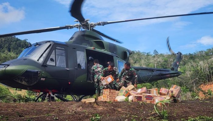 TNI Gunakan Helikopter untuk Percepat Distribusi Bantuan ke Desa Lobu Singkam Tapanuli Utara