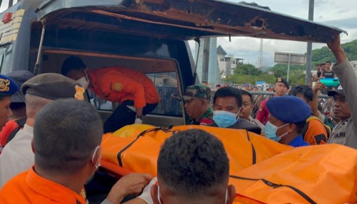 Korban KM Putri Sakinah Ditemukan Lagi, Tim SAR Evakuasi Jasad di Perairan Pulau Padar