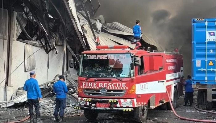 Kebakaran Pabrik Sandal Swallow Medan, Warga Sesak Napas hingga Tak Bisa Tidur