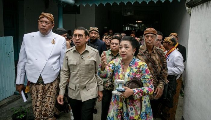 Kericuhan Warnai Penyerahan SK Menteri Kebudayaan di Keraton Solo, Fadli Zon Buka Suara