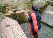 Mata Air Aek Sipitu Dai Samosir di Pulau Samosir, Sumatera Utara, menampilkan tujuh pancuran air dengan rasa berbeda, menjadi destinasi wisata budaya dan spiritual sakral yang berakar pada tradisi Batak.