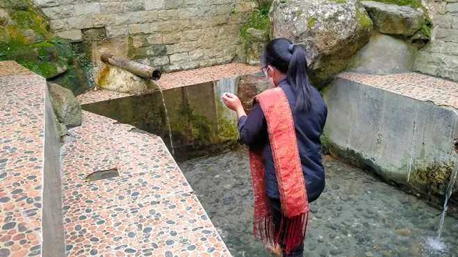 Mata Air Aek Sipitu Dai Samosir di Pulau Samosir, Sumatera Utara, menampilkan tujuh pancuran air dengan rasa berbeda, menjadi destinasi wisata budaya dan spiritual sakral yang berakar pada tradisi Batak.