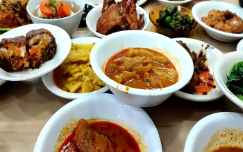Hidangan autentik Nasi Kapau Hj Uni Emi Medan di ruko Jalan Rotan Baru 82/83, rumah makan Minang legendaris sejak 1982 dengan menu favorit gulai kepala kakap merah, tambunsu, dan sayur nangka khas Kapau.