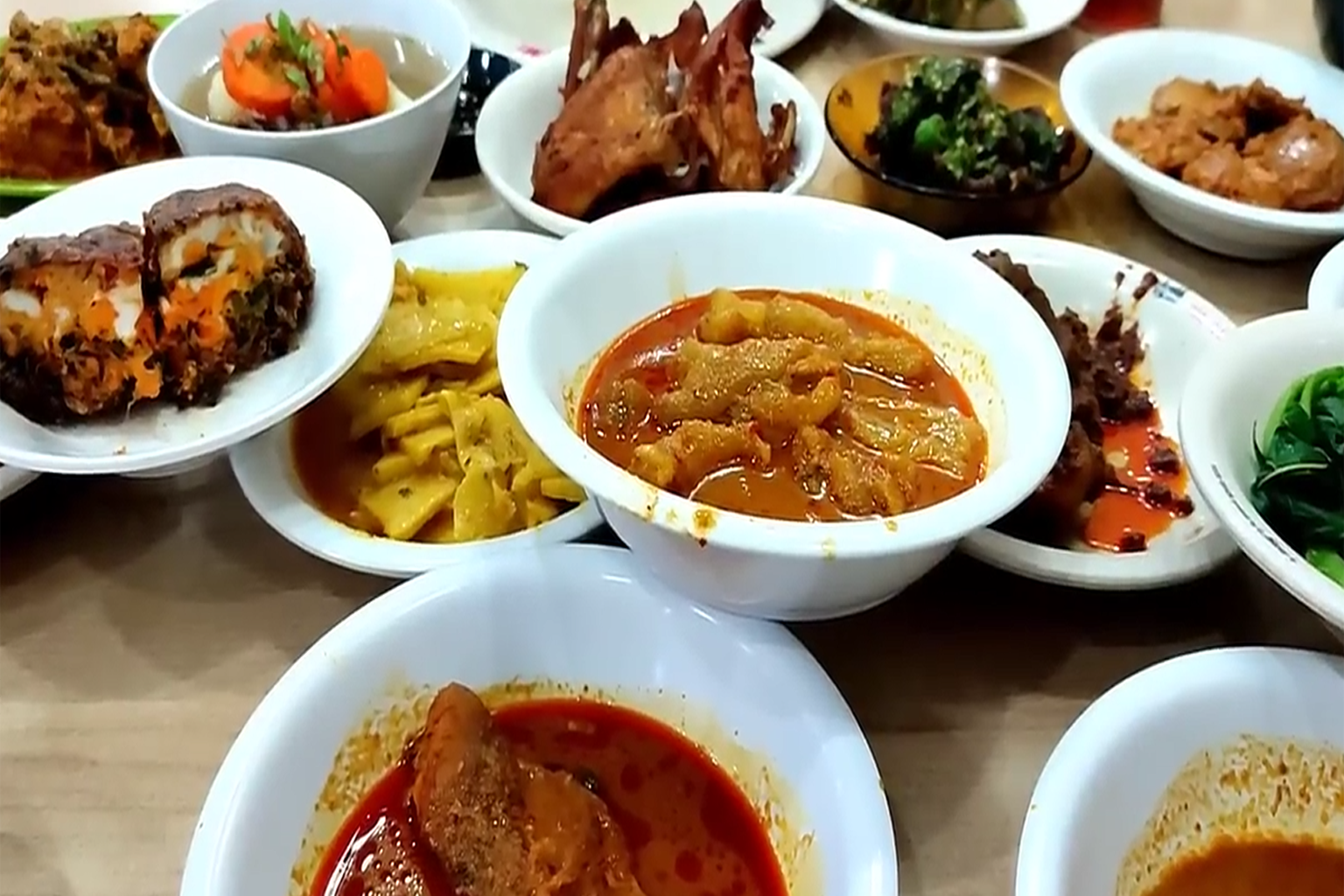 Hidangan autentik Nasi Kapau Hj Uni Emi Medan di ruko Jalan Rotan Baru 82/83, rumah makan Minang legendaris sejak 1982 dengan menu favorit gulai kepala kakap merah, tambunsu, dan sayur nangka khas Kapau.