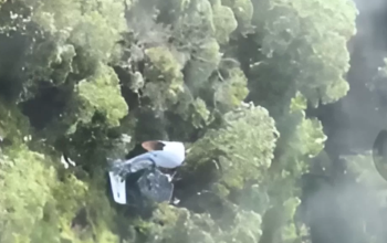 Puing pesawat ATR Indonesia Air Transport ditemukan di lereng Gunung Bulusaraung Maros saat operasi pencarian oleh Tim SAR