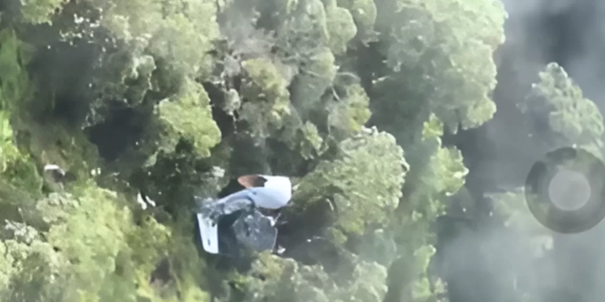 Puing pesawat ATR Indonesia Air Transport ditemukan di lereng Gunung Bulusaraung Maros saat operasi pencarian oleh Tim SAR