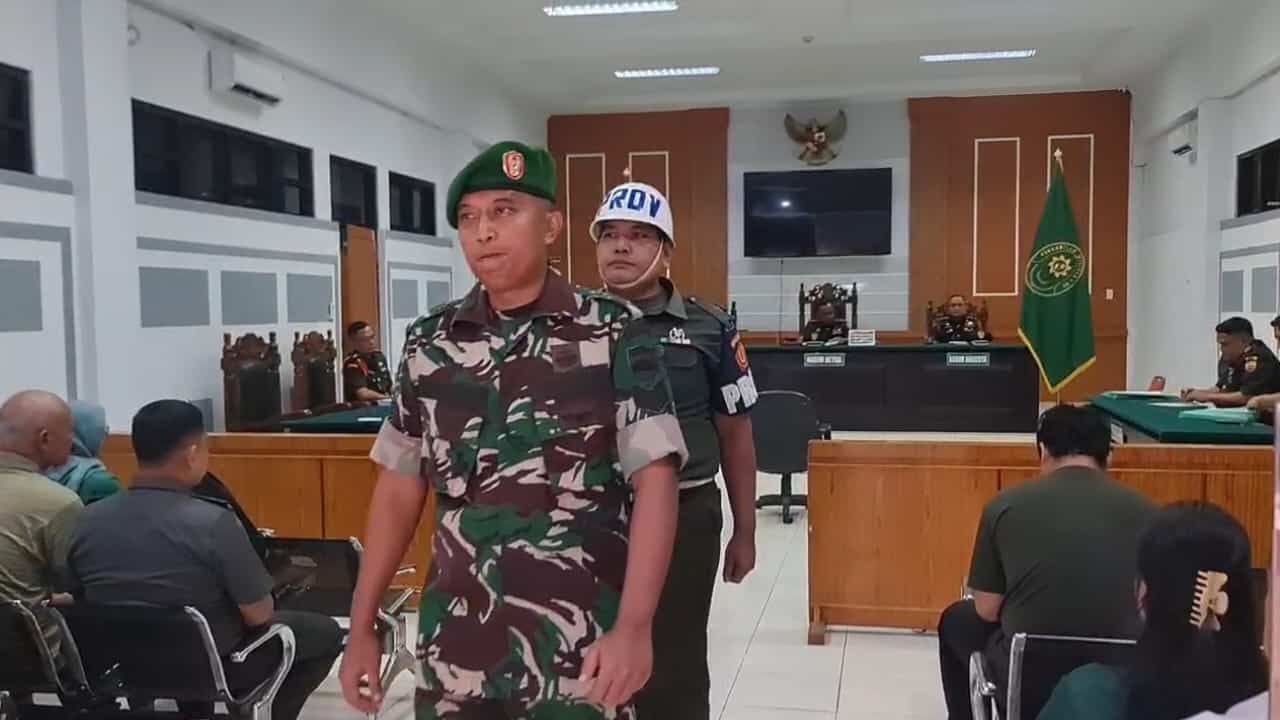 Sersan Mayor Tengku Dian Anugrah menjalani sidang tuntutan kasus pembunuhan berencana terhadap istrinya di Pengadilan Militer I-02 Medan.