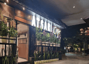 Suasana malam di Atsari Cafe, salah satu tempat makan favorit dengan view Danau Toba yang menawarkan konsep modern, nyaman, dan cocok untuk santap malam sambil menikmati udara sejuk kawasan Parapat.