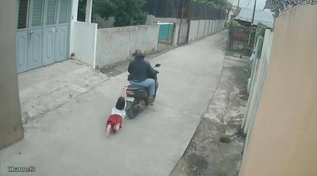 Bocah terseret motor pencuri di Medan saat mempertahankan ponsel yang dicuri pelaku, terekam kamera CCTV di Medan Marelan.