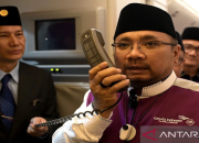Kolase foto mantan Menteri Agama Yaqut Cholil Qoumas melepas jamaah calon haji di Bandara Soekarno-Hatta terkait kasus dugaan korupsi kuota haji.