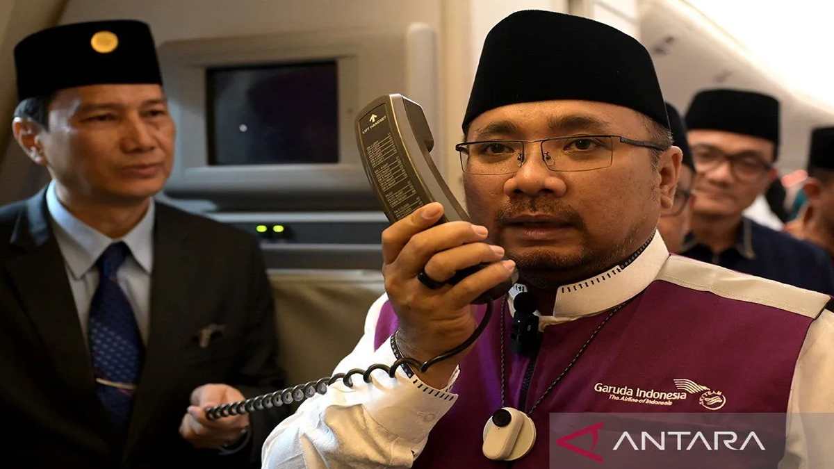 Kolase foto mantan Menteri Agama Yaqut Cholil Qoumas melepas jamaah calon haji di Bandara Soekarno-Hatta terkait kasus dugaan korupsi kuota haji.