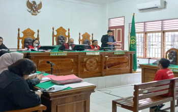Boni Tarigan alias Boy Tarigan alias Pendek, terdakwa kasus pencurian rokok di Medan Tuntungan, menjalani sidang dakwaan di PN Medan, Kamis 15 Januari 2026