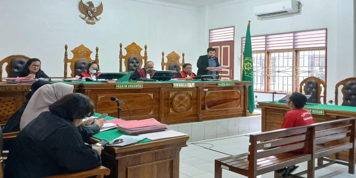Boni Tarigan alias Boy Tarigan alias Pendek, terdakwa kasus pencurian rokok di Medan Tuntungan, menjalani sidang dakwaan di PN Medan, Kamis 15 Januari 2026