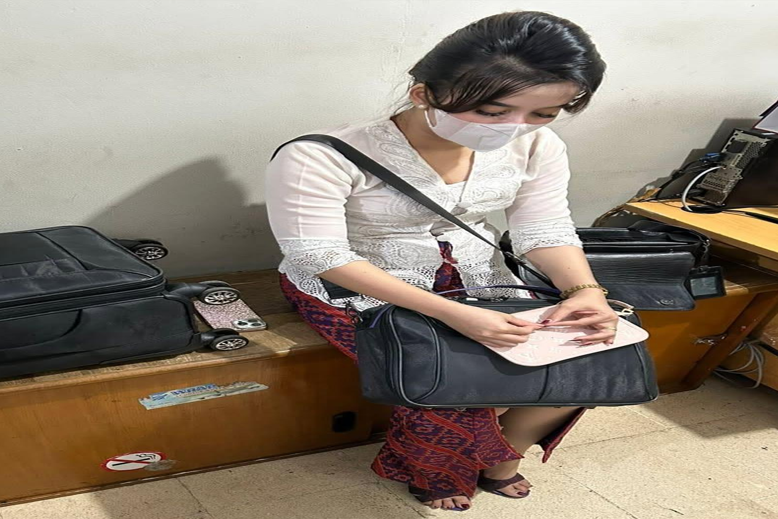 Sosok perempuan diduga pramugari gadungan mengenakan seragam awak kabin lengkap dengan ID card dan koper saat berada di dalam pesawat, viral di media sosial