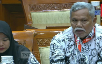 Rapat dengar pendapat umum Komisi III DPR RI bersama guru honorer SD Negeri 21 Muaro Jambi di Gedung DPR RI, Jakarta.