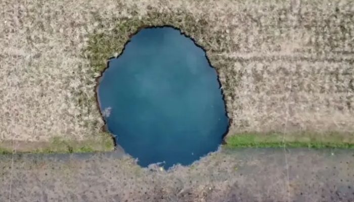 Fenomena Sinkhole Persawahan di Sumatera Barat, Saat Ini Airnya Jadi Rebutan Para Warga