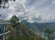 Pemandangan Danau Toba dan perbukitan di kawasan wisata sekitar Taman Simalem Resort, Kabupaten Karo, Sumatera Utara.