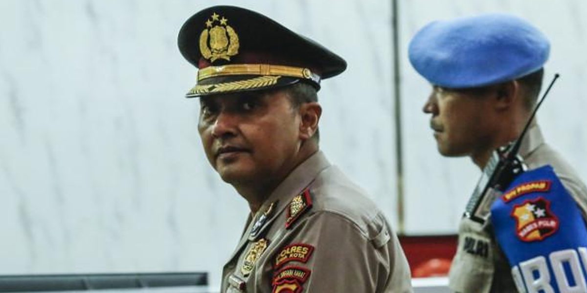 AKBP Didik Putra Kuncoro keluar dari ruang sidang KKEP Mabes Polri usai dijatuhi sanksi PTDH terkait kasus narkotika