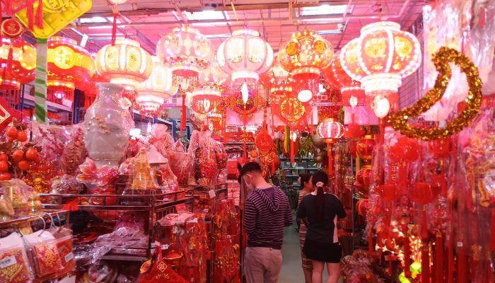 Imlek 2026 di Medan: Lampion Ludes, Warga Serbu Pernak-Pernik Merah Jelang 17 Februari