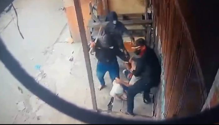 Perampokan Warung Kelontong di Medan Belawan Terekam CCTV, Pemilik Alami Luka Bacok