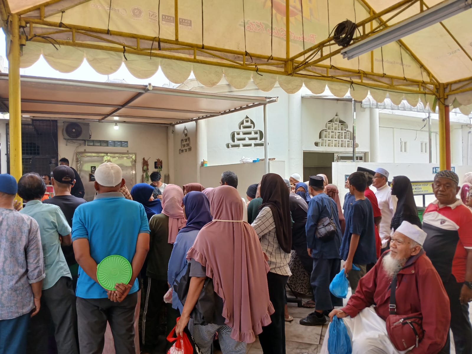 Bubur sop Masjid Raya Al Mashun dibagikan kepada warga saat Ramadan di Medan