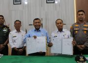 Penandatanganan MoU pendampingan hukum desa antara Kejaksaan Kapuas dengan Kecamatan Kapuas Murung dan Dadahup di Palingkau tahun 2026.