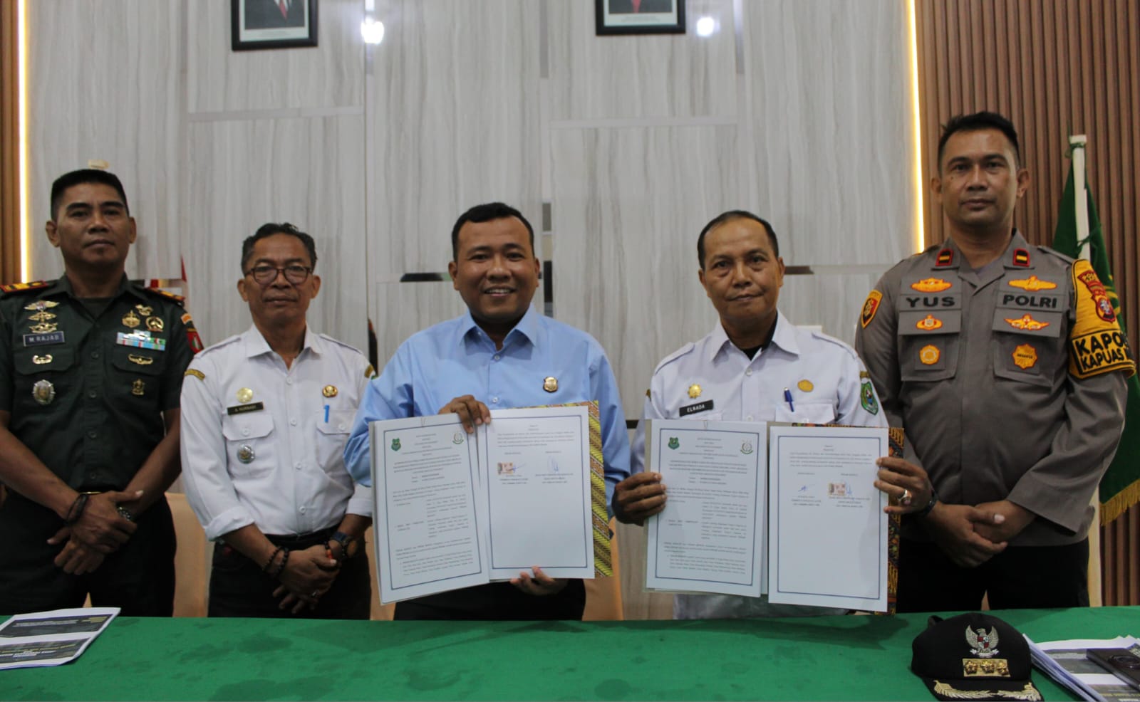 Penandatanganan MoU pendampingan hukum desa antara Kejaksaan Kapuas dengan Kecamatan Kapuas Murung dan Dadahup di Palingkau tahun 2026.