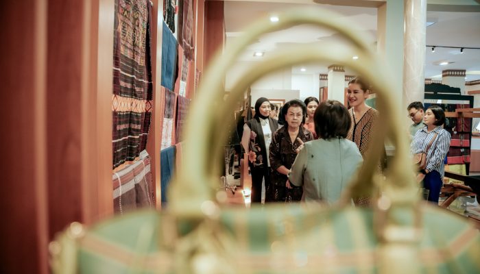 Kahiyang Ayu Promosikan Kriya Sumut kepada Ketua Umum IAD Pusat