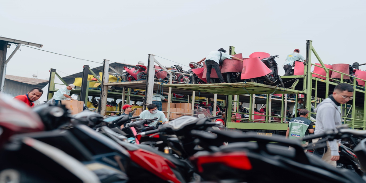 Petugas mengangkut sepeda motor ke truk dalam program Mudik Bareng Honda 2026 sebagai layanan pengiriman motor saat mudik Lebaran.