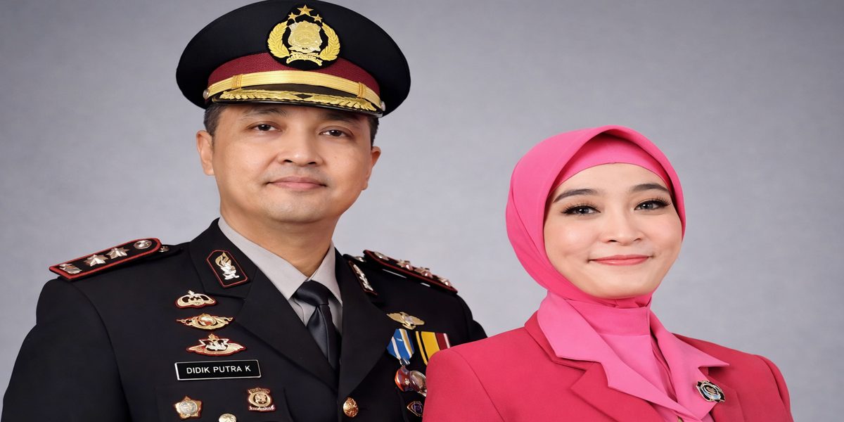 Peran istri AKBP Didik terlihat dalam potret AKBP Didik Putra Kuncoro bersama istrinya saat menjabat Kapolres Bima Kota.
