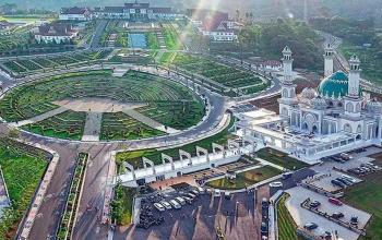 Masjid Agung Syahrun Nur Sipirok Tapanuli Selatan dengan arsitektur megah bergaya Timur Tengah dan sentuhan budaya Mandailing