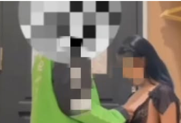 Pria Berjaket Ojol dan Perempuan di Kamar