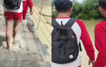 Pelajar Lampung Tengah terobos banjir saat berjalan kaki menuju sekolah, melintasi jalan dan jembatan yang terendam air akibat luapan sungai di Poncowati.