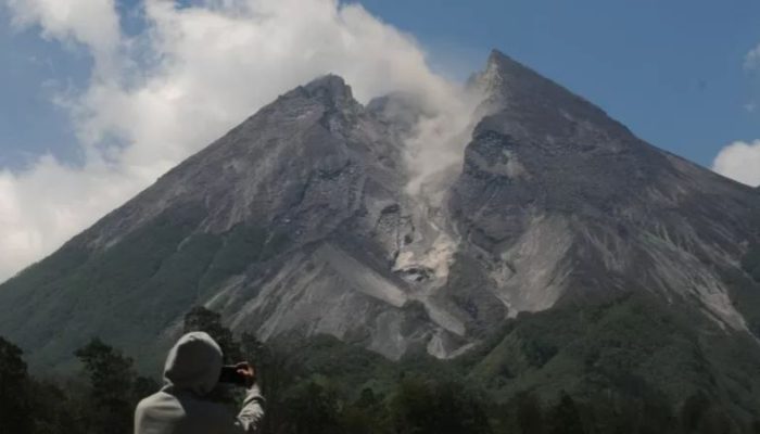 Gunung Merapi Luncurkan Dua Awan Panas Sejauh 1,6 Km Dini Hari, Status Masih Siaga