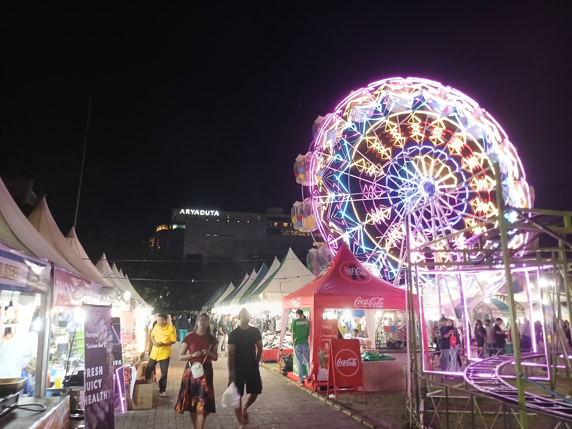 Keramaian pengunjung memadati pasar malam Ramadan di Lapangan Benteng Medan dengan deretan pedagang kuliner dan wahana permainan.