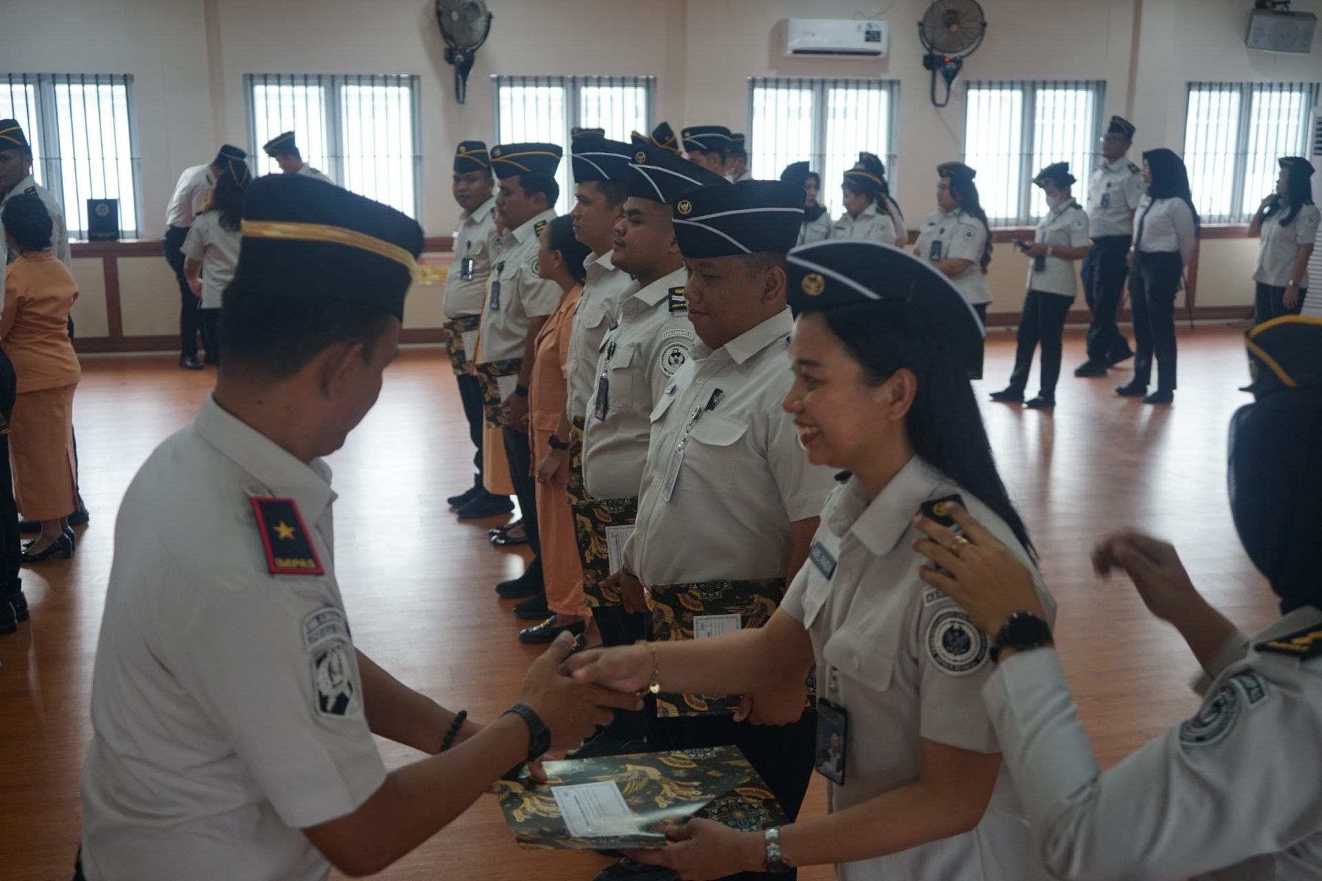 Fonika Affandi menyematkan tanda kenaikan pangkat PNS di Lapas Kelas I Medan Tahun 2026.