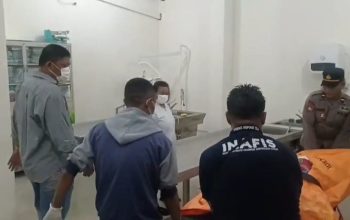 Petugas polisi dan tim Inafis memeriksa jenazah korban pembunuhan di ruang autopsi rumah sakit di Serdang Bedagai.
