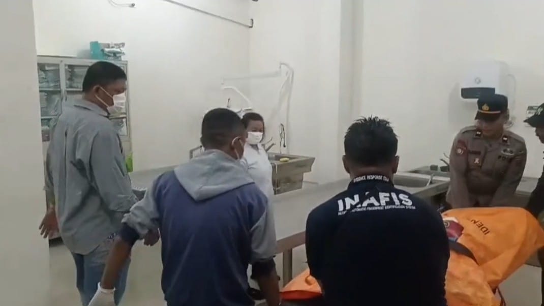 Petugas polisi dan tim Inafis memeriksa jenazah korban pembunuhan di ruang autopsi rumah sakit di Serdang Bedagai.