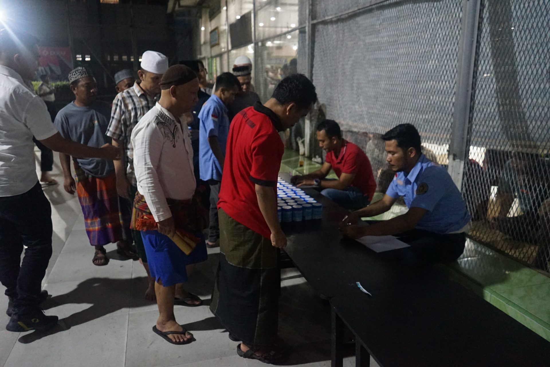 warga binaan lapas kelas 1 medan menjalani tes urine setelah salat tarawih untuk deteksi narkoba